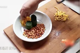 酒桌上总少不下酒菜，只需简单四步，就能做出鲜香开胃的下酒菜视频封面