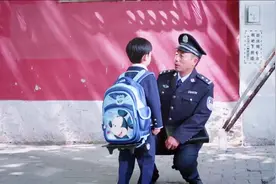 爷爷教育小孙子，没想到小孙子这么听话，这孩子真是乖巧的可爱视频封面