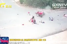 女子骑电动车搭载3名儿童1名成年人，车上5人交叉路口被撞飞视频封面