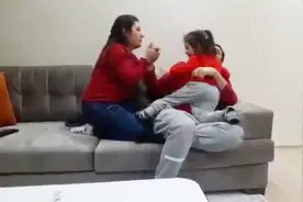 妈妈故意当着女儿面秀恩爱，小娃瞬间醋劲大发搂住爸爸宣告主权视频封面