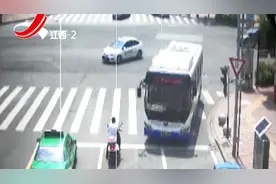 贵州赤水：公交车司机大意，开错路段竟急转弯，疯狂逆行被处罚视频封面