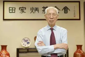 追忆“中国百校之父”田家炳先生：他一生秉持教育兴国理念视频封面