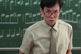 学生问了老师两个问题，没想到老师都不会回答，学生哈哈大笑视频封面