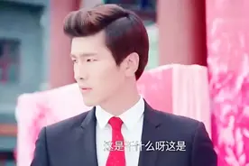 结婚典礼现场，新郎直接给新娘戴上手铐，新娘直接懵了视频封面