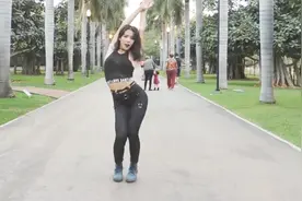 小姐姐完美街头热舞，瞬间点燃氛围！视频封面