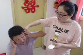 小伙趁媳妇睡觉偷玩游戏，被媳妇发现一顿恶惩，农村小媳妇真厉害视频封面