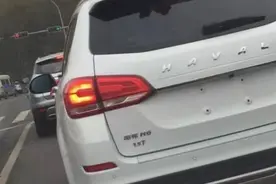 淄博车主注意！车顶贴了这种东西，若引发事故你要负全责！图片