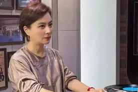 被58岁李玲玉惊艳了，穿棉麻衫配百褶裙优雅高贵，一点没有大妈感图片