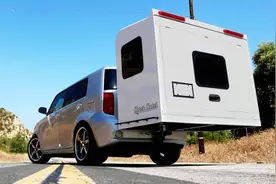 给车尾挂个小箱子，展开秒变成房车，能住三个人，2万块带回家视频封面