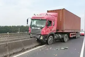 开小轿车怎么超大货车？老司机教你怎么做，方法既安全又实用视频封面