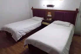 小伙一个人穷游中国，在桂林住了个68元的旅馆，环境还不错视频封面