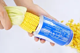 农民妙招：易拉罐剪两刀做剥玉米神器，剥玉米一粒一粒的