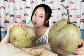 妹子试喝“海南大青椰子”，这么新鲜的椰子，到底该怎么打开？视频封面