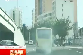 公交车行驶中突发故障，机油洒满沿路，边冒烟边疾驰吓坏路人视频封面