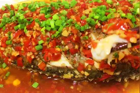 “剁椒蒸罗非鱼”2分钟让大家学会口味香辣，肉质鲜嫩非常好吃