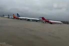 大连机场因暴雨关闭跑道，大量航班延误视频封面