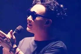 陈奕迅曾经说过不会再唱这首歌，没想到2006年的演唱会还是食言了视频封面