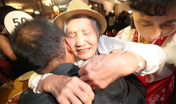 韩朝离散家属68年后再重逢：“我可以抱抱70岁的儿子吗”