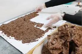 原来脆皮巧克力是这样做的！一大锅巧克力直接浇在薯片上！视频封面