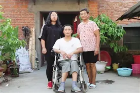 文钰：乐观女孩照顾高位截瘫的父亲图片
