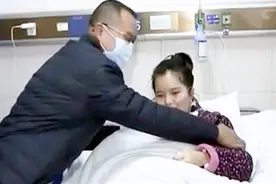 父亲探望病重女儿，送养的女儿心有怨言，父女相见两人在泪中和好视频封面