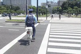 为什么日本警察总是骑自行车巡逻，而不开警车？视频封面