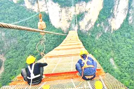 玻璃栈道在国内非常受欢迎，可它建造过程你知道吗？全程记录回顾