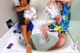 在一浴缸雪碧里面泡澡是什么滋味？最怕泡完还喝！能喝一年！视频封面