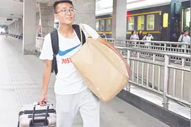 河南：18岁农家子弟总分710考上清华，独自乘10小时绿皮火车赴京视频封面
