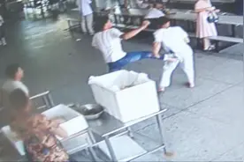 江苏高邮：“踩我脚了”食堂打饭引发聚众斗殴 只因踩了对方一脚视频封面
