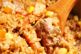排骨焖饭的家常做法，把这4样配菜放入电饭锅，开盖色香味美视频封面