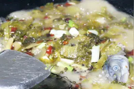 一大盘酸菜，一条清波鱼，往锅里一炖，太好吃了