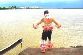 游泳根本不需要游泳衣，用一堆塑料瓶捆在一起，效果还很好