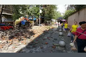 9级大风夜袭成都 城区20米围墙被吹倒图片