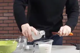 用牛奶和白醋做出的化学实验成品，太实用了，自己在家就能做！视频封面