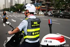 “交通事故快处协理员”上岗 警保交通事故服务专员遍布全市图片