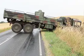 小伙开着军用8x8驱动的大货车下地干农活，直接从地头横穿马路视频封面