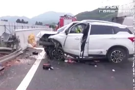 开车安全需注意！兰海高速发生车祸，疑似因越野车超车不当所致视频封面