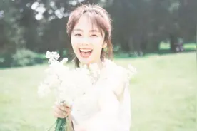 她甜美清纯，被各大男神实力宠爱，穿搭也是别具一格呢视频封面