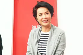 蒋雯丽顾长卫17岁儿子正脸曝光，长相撞脸夏雨张一山视频封面