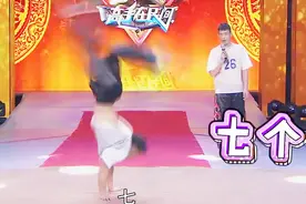 太厉害了，踩着高跷还能连续翻跟头，他是怎么做到的？视频封面