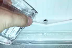 冰箱里倒一杯它进去太厉害了，冰箱省电不结霜，以前都不知道视频封面
