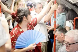 英国地铁没空调，太热！中国这一工具却火了！