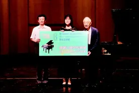 15岁沈阳女孩摘得门德尔松三角钢琴大奖图片