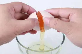 你真的会打鸡蛋吗？教你打鸡蛋的正确方法，鸡蛋一点不粘壳