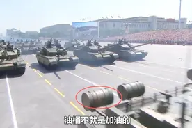 两个桶挂在坦克的后方，到底是干什么用的？看完涨见识了！视频封面