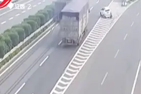 小轿车高速上随意停车，后方驶来货车将其顶飞，360度旋转视频封面