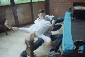 睡了一夜美女清醒，竟发现自己躺在男人怀里，还骂他臭流氓视频封面