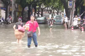 暴雨袭城 南宁多条路被淹视频封面