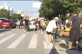 东营市民反映西城这两条道路商贩占道经营严重图片